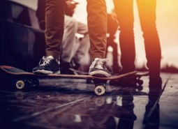 Fotohinweis: "Skaters friends team outdoor in urban city with skateboards in their hands. Young people training longboard extreme sport. concept friendship."; Quelle: Parilov/Fotolia
