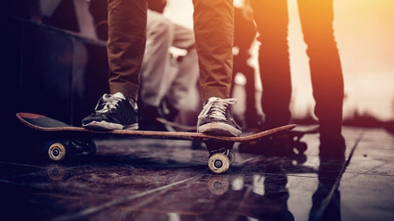 Fotohinweis: "Skaters friends team outdoor in urban city with skateboards in their hands. Young people training longboard extreme sport. concept friendship."; Quelle: Parilov/Fotolia