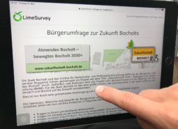 Startbildschirm der Bürgerumfrage auf Tablet mit einem Finger