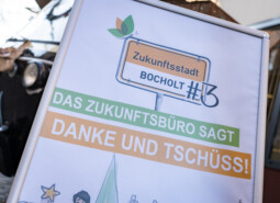 Schild "Zukunftsbüro sagt Danke und Tschüss!" vor dem Zukunftsbüro am 19.11.2022